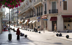 Vue sur la rue d'Antibes à Cannes (Crédit : CC BY SA 3.0)